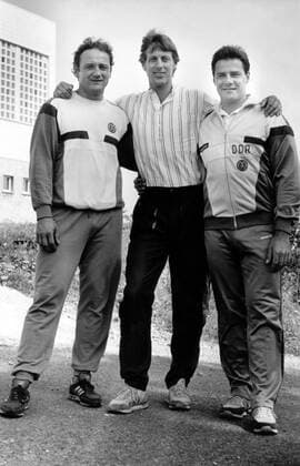 Dietmar Schauerhammer (Mitte) zwischen Bogdan Musiol (li.) und Pilot Wolfgang Hoppe (alle DDR) Bobsport Herren 1988, Bob, Zweierbob, Zweier, 2er, 2 er Gruppe Aufnahmedatum geschätzt Oberhof