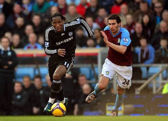 Didier Drogba (Chelsea, li.) gegen Carlos Javier Cuellar (Aston Villa) - EDITORIAL USE ONLY. No use with unauthorised audio, video, data, fixture lists, club league logos or live services. Online in-match use limited to 120 images, no video emulation. No use in betting, games or single club league player publications. Fußball Herren English Premier League 2008 2009, 1. Englische Liga, Aston Villa - Chelsea FC London Gruppe Birmingham Dynamik,