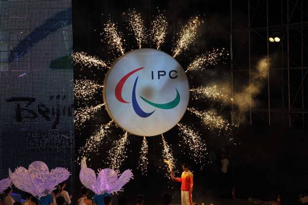 Zhang Juanjuan (China) entzündet das Paralympische Feuer in Quingdao, wo die Segelwettbewerbe der Paralympics 2008 ausgetragen werden -  Behindertensport Damen Paralympics Beijing, 2008, Sommerspiele, Sommer Spiele, Eröffnung, Eröffnungsfeier, Zeremonie Totale Qingdao
