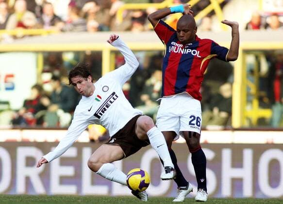 Maxwell Scherrer (Inter Mailand, li.) gegen Gaby Mudingayi (Bologna) -  Fußball Herren Serie A 2008 2009, 1. Italienische Liga, Bologna FC - FC Internazionale Mailand 1:2 Gruppe Bologna Dynamik,