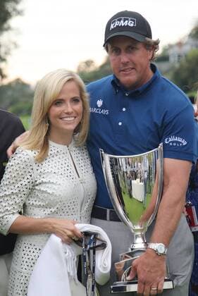 Phil Mickelson (USA) freut sich mit Ehefrau Amy über den Gewinn der Northern Trust Open 2009 -  (2009022309524132) Golf Herren Northern Trust Open 2009, PGA Tour Gruppe Pacific Palisades Freude,