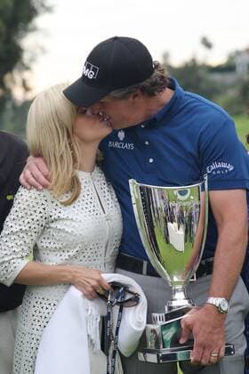 Phil Mickelson (USA) freut sich mit Ehefrau Amy über den Gewinn der Northern Trust Open 2009 -  (2009022309524896) Golf Herren Northern Trust Open 2009, PGA Tour Gruppe Pacific Palisades Glück, Harmonie, Romantik, Freude,