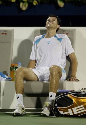 Sergiy Stakhovsky (Ukraine) verletzt auf der Bank Tennis Herren Dubai Open 2009, Championships, ATP Tour o0 Einzel Einzelbild Dubai Enttäuschung,