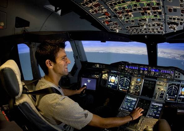 Novak Djokovic (Serbien) im Cockpit eines Flugsimulators der Fly Emirates Airlines Tennis Herren Dubai Open 2009, Championships, ATP Tour o0 Einzel Einzelbild Dubai