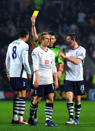 Luka Modric (Tottenham Hotspur, Mitte) bekommt die gelbe Karte - EDITORIAL USE ONLY. No use with unauthorised audio, video, data, fixture lists, club league logos or live services. Online in-match use limited to 120 images, no video emulation. No use in betting, games or single club league player publications. Fußball Herren English Premier League 2008 2009, 1. Englische Liga Tottenham Hotspurs, Spurs Gruppe Kingston upon Hull