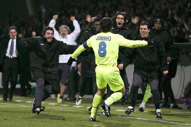 Juninho Pernambucano (Lyon) wird von seinen Mannschaftskollegen gefeiert -  Fußball EC 1 Herren Champions League 2008 2009, Olympique Lyonnais OL Einzelbild o0 Vdig Lyon Freude, Begeisterung,