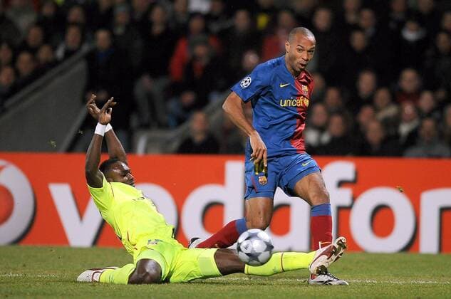Tierry Henry (re., FC Barcelona) gegen John Mensah (Lyon) -  Fußball EC 1 Herren Champions League 2008 2009, Olympique Lyonnais - FC Barcelona OL Barca Gruppe o0 Vdig Lyon Dynamik,