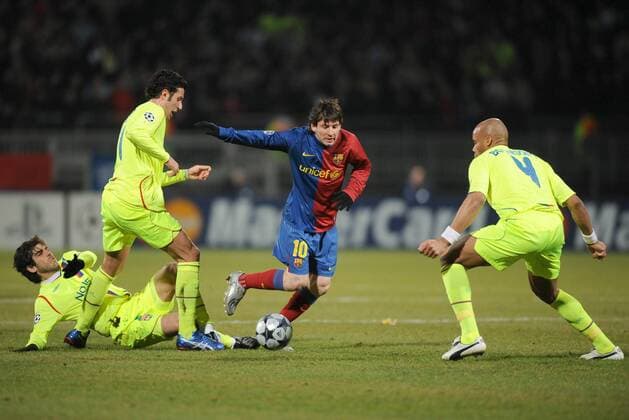 Lionel Messi (2.v.re., FC Barcelona) gegen Jean Alain Boumsong, Fabio Grosso und Juninho Pernambucano (v.re., alle Lyon)-  Fußball EC 1 Herren Champions League 2008 2009, Olympique Lyonnais - FC Barcelona OL Barca Gruppe o0 Vdig Lyon Dynamik, Überlegenheit,