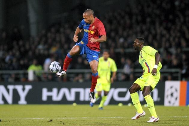 Thierry Henry (li., FC Barcelona) gegen John Mensah (Lyon) -  Fußball EC 1 Herren Champions League 2008 2009, Olympique Lyonnais - FC Barcelona OL Barca Gruppe o0 Vdig Lyon Dynamik,