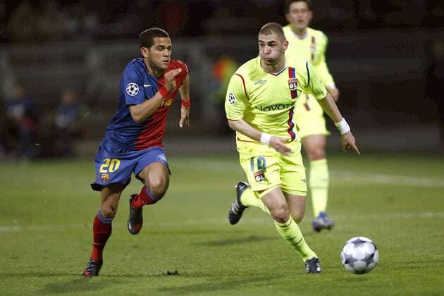 Karim Benzema (re., Lyon) gegen Dani Alves (FC Barcelona) -  Fußball EC 1 Herren Champions League 2008 2009, Olympique Lyonnais - FC Barcelona OL Barca Gruppe o0 Vdig Lyon Dynamik,
