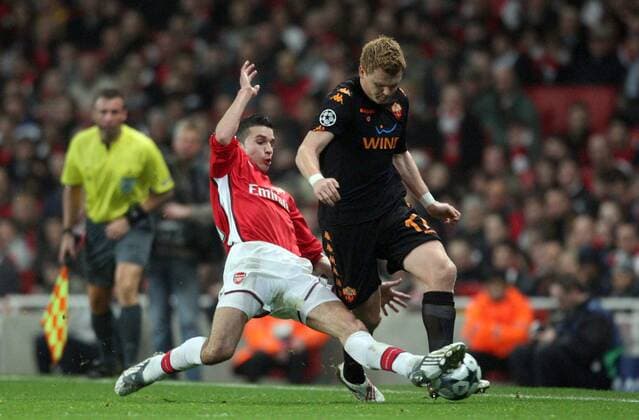 John Arne Riise (re., AS Rom) gegen Robin van Persie (Arsenal) -  Fußball EC 1 Herren Champions League 2008 2009, FC Arsenal London - AS Roma Gruppe o0 Vdig London Dynamik,