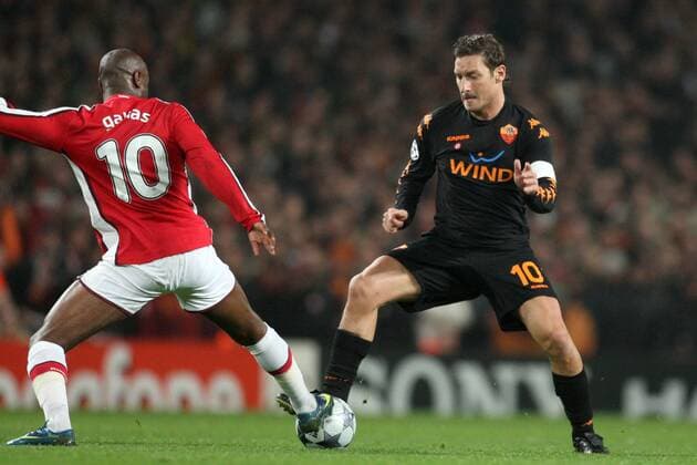 Francesco Totti (re., AS Rom) gegen William Gallas (Arsenal) -  Fußball EC 1 Herren Champions League 2008 2009, FC Arsenal London - AS Roma Gruppe o0 Vdig London Dynamik,