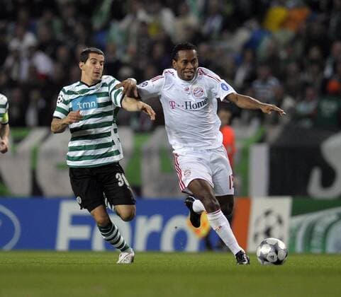 Ze Roberto (Bayern, re.) gegen Leandro Romagnoli (Sporting Lissabon) Fußball EC 1 Herren Champions League 2008 2009, Sporting Lissabon - FC Bayern München Gruppe Lissabon Dynamik, Kampf,