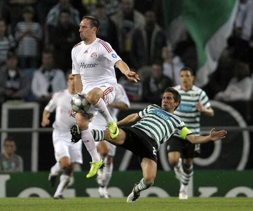 Franck Ribery (Bayern, li.) gegen Joao Moutinho (Sporting Lissabon) Fußball EC 1 Herren Champions League 2008 2009, Sporting Lissabon - FC Bayern München Gruppe Lissabon Dynamik,