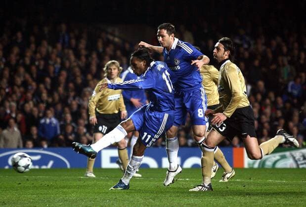 Didier Drogba erzielt das Tor zum 1:0, dahinter Frank Lampard (beide Chelsea) und Nicola Legrottaglie (Juventus Turin) -  Fußball EC 1 Herren Champions League 2008 2009, FC Chelsea London - Juventus Turin, Juve Gruppe London Dynamik,
