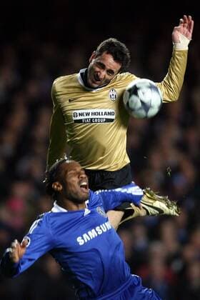 Cristian Molinaro (Juventus Turin, o.) gegen Didier Drogba (Chelsea) -  Fußball EC 1 Herren Champions League 2008 2009, FC Chelsea London - Juventus Turin, Juve Gruppe London Dynamik, Höhe, Kampf,