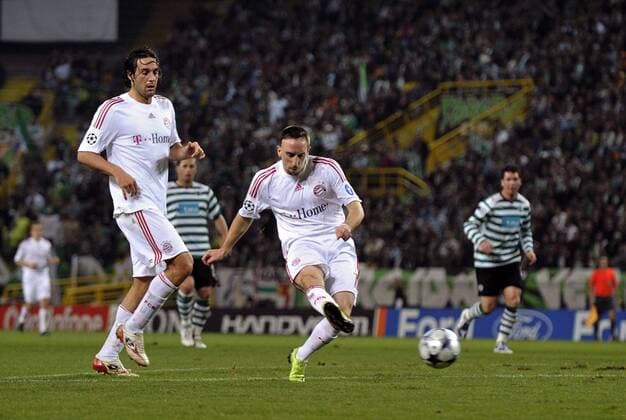 Franck Ribery (vorn) erzielt neben Luca Toni (beide Bayern) das 1:0 gegen Sporting Lissabon Fußball EC 1 Herren Champions League 2008 2009, Sporting Lissabon - FC Bayern München Gruppe Lissabon Dynamik,