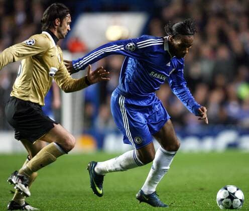 Didier Drogba (Chelsea, re.) gegen Nicola Legrottaglie (Juventus Turin) -  Fußball EC 1 Herren Champions League 2008 2009, FC Chelsea London - Juventus Turin Gruppe London Dynamik,