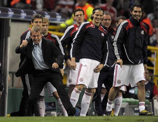 Torjubel Bayern, v. li.: Trainer Jürgen Klinsmann, Andreas Ottl, Tim Borowski, Daniel van Buyten, Mannschaftsarzt Dr. Rüdiger Degwert und Hamit Altintop Fußball EC 1 Herren Champions League 2008 2009, FC Bayern München Gruppe Lissabon Glück, Freude, Begeisterung,