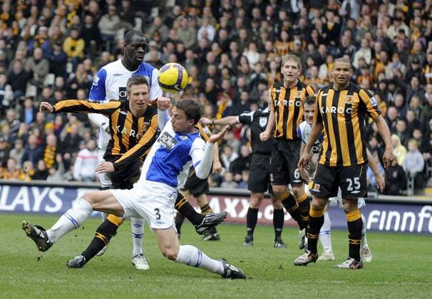 Nick Barmby (Hull City, li. Mitte) gegen Stephen Warnock (vorn) und Christopher Samba (beide Blackburn) - EDITORIAL USE ONLY. No use with unauthorised audio, video, data, fixture lists, club league logos or live services. Online in-match use limited to 120 images, no video emulation. No use in betting, games or single club league player publications. Fußball Herren English Premier League 2008 2009, 1. Englische Liga, Hull City - Blackburn Rovers 1:2 Gruppe Kingston upon Hull Dynamik,