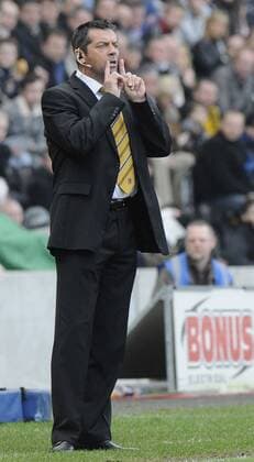 Trainer Phil Brown (Hull City) gibt Anweisungen - EDITORIAL USE ONLY. No use with unauthorised audio, video, data, fixture lists, club league logos or live services. Online in-match use limited to 120 images, no video emulation. No use in betting, games or single club league player publications. Fußball Herren English Premier League 2008 2009, 1. Englische Liga Einzelbild Kingston upon Hull