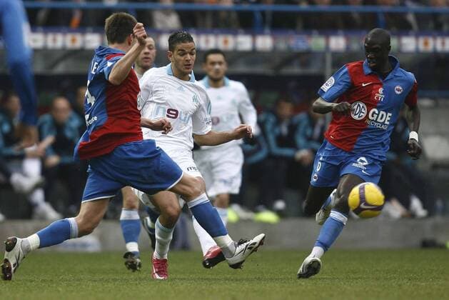 Hatem Ben Arfa (Marseille, Mitte) gegen Gregory Leca (li.) und Remi Gomis (beide Caen) -  Fußball Herren Ligue 1 2008 2009, 1. Französische Liga, SM Caen - Olympique de Marseille 0:1, OM Gruppe Caen Dynamik,