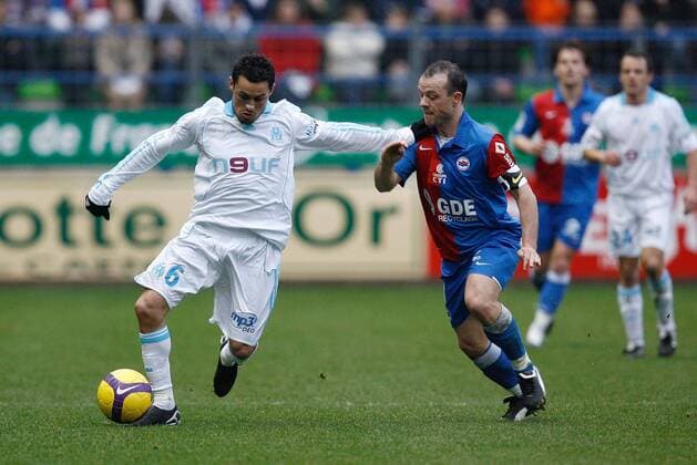 Karim Ziani (Marseille, li.) gegen Anthony Deroin (Caen) -  Fußball Herren Ligue 1 2008 2009, 1. Französische Liga, SM Caen - Olympique de Marseille 0:1, OM Gruppe Caen Dynamik,