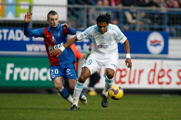 Brandao (Marseille, re.) gegen Reynald Lemaitre (Caen) -  Fußball Herren Ligue 1 2008 2009, 1. Französische Liga, SM Caen - Olympique de Marseille 0:1, OM Gruppe Caen Dynamik,