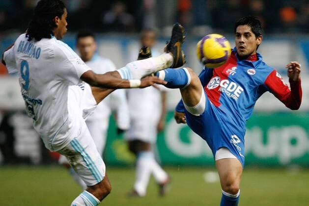 Pablo Barzola (Caen, re.) gegen Brandao (Marseille) -  Fußball Herren Ligue 1 2008 2009, 1. Französische Liga, SM Caen - Olympique de Marseille 0:1, OM Gruppe Caen Dynamik,