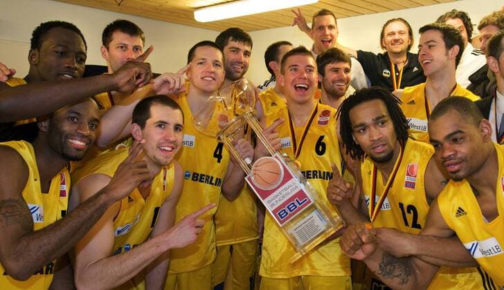 ALBA Berlin gewinnt den BBL Pokal 2009 - Steffen Hamann (ALBA, mit Pokal) und das gesamte Team feiern in der Kabine Basketball Herren BBL Pokal 2008 2009, Pokalspiel, Finalrunde, Endrunde, Finale, Final Four, Top Vier Totale o0 Pokalfinale Hamburg Freude,
