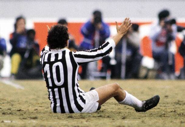 Michel Platini (Juventus Turin) enttäuscht am Boden -  (200502041023289) Fußball Herren Toyota Cup 1985, ToyotaCup, Weltpokal, Finale, Juventus Turin, Juve Einzelbild Tokyo