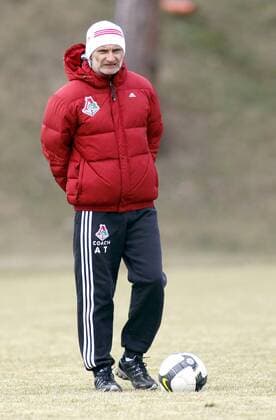 Co Trainer Alfred Tatar (Lokomotive Moskau) -  Fußball Herren Premier Liga 2008 2009, 1. Russische Liga, Trainingslager, Training, FC Lokomotiv Moskau Einzelbild Wien Skepsis, Nachdenklichkeit,