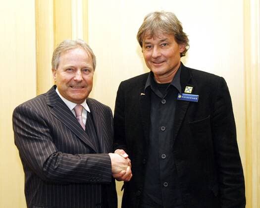 ÖFB Präsident Leo Windtner (li.) präsentiert Dietmar Constantini als neuen Nationaltrainer Österreichs -  Fußball Herren Pressekonferenz 2009, Pressetermin, Präsentation, neu, neuer, Trainerwechsel, Nationalmannschaft, Gruppe Wien