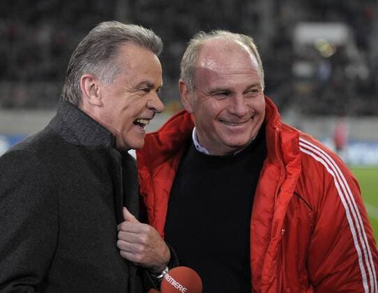 Manager Uli Hoeneß (Bayern, re.) und Nationaltrainer Ottmar Hitzfeld (Schweiz) Fußball Herren DFB Pokal 2008 2009, Pokalspiel, FC Bayern München Gruppe Düsseldorf Harmonie, Freude,