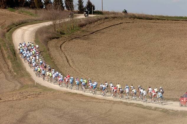 Peloton des Monte Paschi Eroica 2009 unterwegs in den kargen Gefilden der Toskana -  Radsport Herren Monte Paschi Eroica 2009, Straßenradsport, Straße, Rad Totale Montepaschi - Strade Bianchi