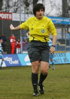 Schiedsrichterin Riem Hussein muß nach einer Verletzung das Spiel unterbrechen und humpelt vom Platz Fußball Herren Regionalliga Nord 2008 2009, Vdig Einzelbild Chemnitz