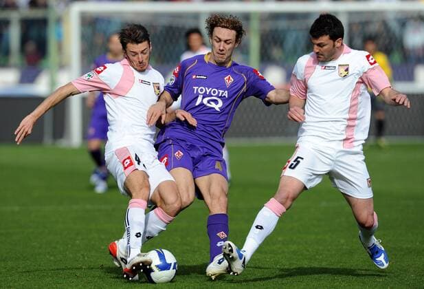 Marco Donadel (AC Florenz, Mitte) gegen Federico Balzaretti (li.) und Cesare Bovo (beide Palermo) -  Fußball Herren Serie A 2008 2009, 1. Italienische Liga, ACF Fiorentina - US Palermo 0:2 Gruppe Florenz Dynamik,