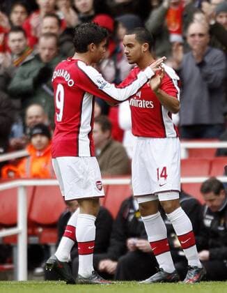 Theo Walcott (re.) und Eduardo (beide Arsenal) - Wechsel - EDITORIAL USE ONLY. No use with unauthorised audio, video, data, fixture lists, club league logos or live services. Online in-match use limited to 120 images, no video emulation. No use in betting, games or single club league player publications. Fußball Herren FA Cup 2008 2009, Englischer Pokal, Pokalspiel, Arsenal FC London Gruppe London