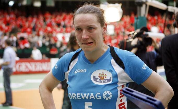 Kerstin Tzscherlich (Dresden) enttäuscht nach dem verlorenen Pokalfinale 2009 Volleyball Damen DVV Pokal 2008 2009, Pokalspiel, Pokalfinale, Finale, Dresdner SC, DSC, Dresden Einzelbild Halle Westfalen Enttäuschung,