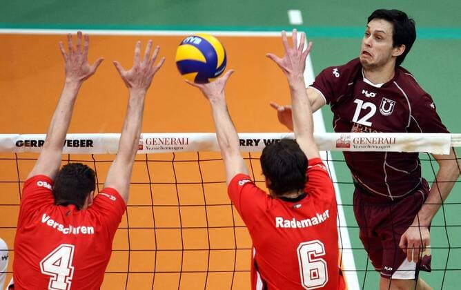Eugen Bakumovski (Haching, re.) gegen Renzo Verschuren (li.) und Roland Rademaker (beide Moers) Volleyball Herren DVV Pokal 2008 2009, Pokalspiel, Pokalfinale, Finale, Unterhaching, Generali Haching - Moerser SC Gruppe Halle Westfalen Dynamik,