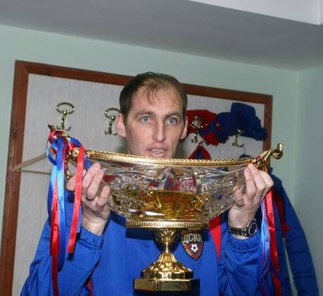Elvir Rahimic (ZSKA Moskau) mit der Trophäe des Superkubok 2009 -  Fußball Herren Superkubok 2009, Supercup, Super Cup, 2008 Einzelbild Moskau