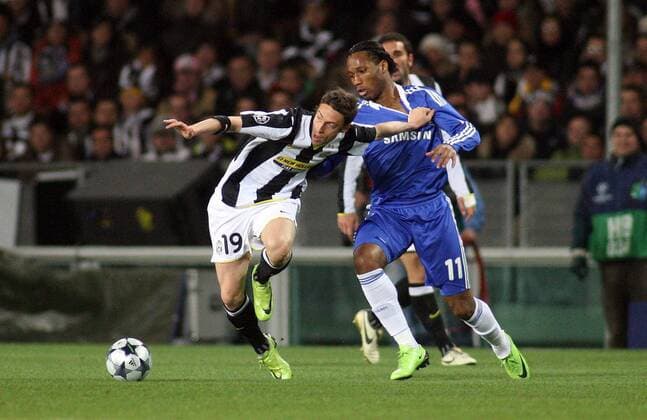 Claudio Marchisio (Juventus Turin, li.) gegen Didier Drogba (Chelsea) -  Fußball EC 1 Herren Champions League 2008 2009, Juventus Turin - FC Chelsea London 2:2, Juve Gruppe Turin Dynamik,