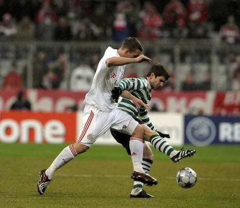 Lukas Podolski (Bayern, li.) gegen Bruno Pereirinha (Sporting Lissabon) Fußball EC 1 Herren Champions League 2008 2009, FC Bayern München - Sporting Lissabon 7:1 Gruppe München Dynamik,