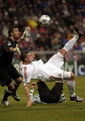 Lukas Podolski (Bayern, re.) erzielt das 2:0 gegen Torwart Rui Patricio (Sporting Lissabon) Fußball EC 1 Herren Champions League 2008 2009, FC Bayern München - Sporting Lissabon 7:1 Gruppe München Dynamik,