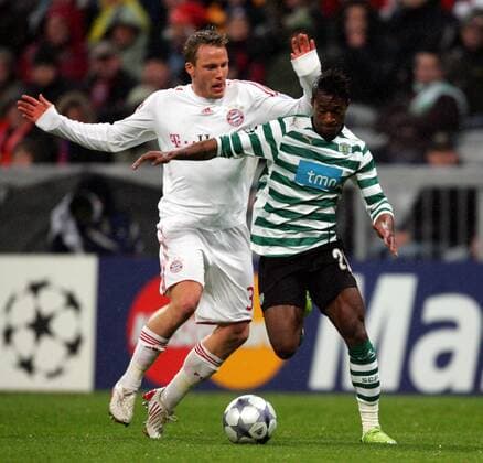 Christian Lell (Bayern, li.) gegen Yannick Djalo (Sporting Lissabon) Fußball EC 1 Herren Champions League 2008 2009, FC Bayern München - Sporting Lissabon 7:1 Gruppe München Dynamik,