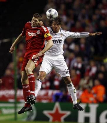 Steven Gerrard (Liverpool, li.) gegen Gabriel Heinze (Real Madrid) -  - NOxONLINExUSE Fußball EC 1 Herren Champions League 2008 2009, FC Liverpool, Real Madrid Gruppe Liverpool Dynamik,