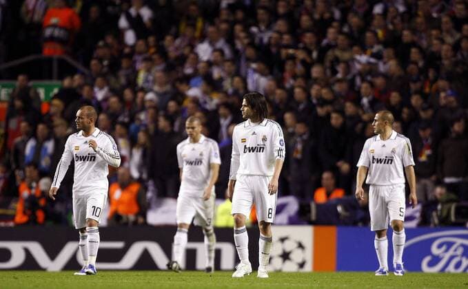 Real Madrid enttäuscht, re.: Fernando Gago -  - NOxONLINExUSE Fußball EC 1 Herren Champions League 2008 2009, Real Madrid Gruppe Liverpool Enttäuschung,
