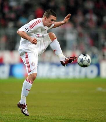 Lukas Podolski (Bayern) am Ball Fußball EC 1 Herren Champions League 2008 2009, FC Bayern München Einzelbild München Dynamik,