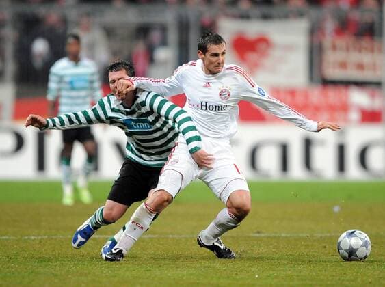 Miroslav Klose (Bayern, re.) gegen Anderson Polga (Sporting Lissabon) Fußball EC 1 Herren Champions League 2008 2009, FC Bayern München - Sporting Lissabon 7:1 Gruppe München Dynamik,