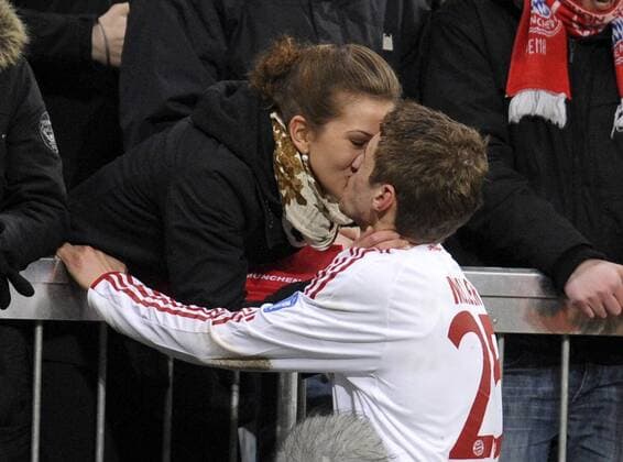 Thomas Müller (Bayern) küsst nach dem Spiel seine Freundin Lisa Fußball EC 1 Herren Champions League 2008 2009, FC Bayern München Gruppe München Romantik, Freude,